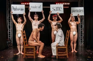 　「ショルダーパッズ」の英国上演版「銀河鉄道の夜」より。英語字幕を交えて上演した（（Ｃ）ＱＵＥＪＡＹＴＥＥ）