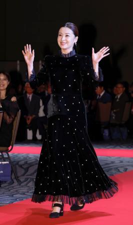 　「第５４回ベストドレッサー賞」の発表・授賞式でレッドカーペットを歩く檀れいさん＝２６日午後、東京都渋谷区