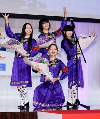 　「第５４回ベストドレッサー賞」の発表・授賞式でポーズをとる「新しい学校のリーダーズ」のメンバー＝２６日午後、東京都渋谷区