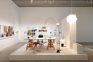 　アキッレ・カスティリオーニさんの展示スペース。中央の湾曲した照明器具が「アルコ」＝東京・六本木（撮影：木奥恵三）（提供写真）