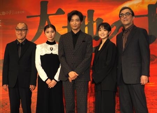 　舞台「大地の子」の制作発表に登場した（左から）山西惇、上白石萌歌、井上芳雄、奈緒、益岡徹＝東京都港区