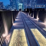 　旧晴海鉄道橋。ガラス越しに見えるレールや枕木＝東京都江東区