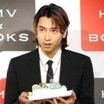 　誕生日祝いのケーキを手にする庄司浩平＝東京都渋谷区