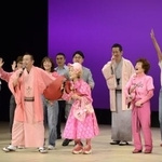 　チャリティー公演に出演した（前列右２人目から）林家ペー、パー子、林家たい平ら＝４日、東京都内