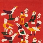 　柚木沙弥郎「小鳥」（１９９２年、型染、紬　坂本善三美術館蔵）（提供写真）