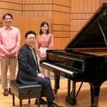 　本田聖嗣（手前）と生徒役の寺田理恵子（右）と石丸裕之（撮影・安部まゆみ）