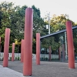 　国衙地区の建物跡に柱を復元した一角＝東京都府中市