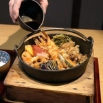 　奈美喜庵の「武蔵府中古墳天丼」。食べる直前にたれをかけるスタイル＝東京都府中市