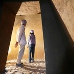 　武蔵府中熊野神社古墳の石室復元展示室＝東京都府中市