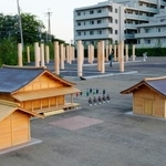 　ＪＲ府中本町駅脇の広場に復元された国司館の模型など＝東京都府中市