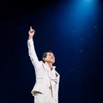 　ステージで天を指さす矢沢永吉＝東京ドーム（撮影・ＨＩＲＯ　ＫＩＭＵＲＡ）