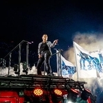 　大型車ハマーに乗って会場内を一周する矢沢永吉＝東京ドーム（撮影・ＨＩＲＯ　ＫＩＭＵＲＡ）