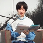 　絵本の読み聞かせをする板垣李光人＝東京都渋谷区