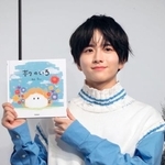 　絵本を手に撮影に応じる板垣李光人＝東京都渋谷区