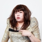 　インタビューに応じるイズミ・セクシー