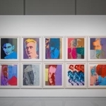 　アンディ・ウォーホル「２０世紀のユダヤ人１０人の肖像」（１９８０年）、エスパス　ルイ・ヴィトン東京での展示風景＝２０２５年（（Ｃ）Ｔｈｅ　Ａｎｄｙ　Ｗａｒｈｏｌ　Ｆｏｕｎｄａｔｉｏｎ　ｆｏｒ　ｔｈｅ　Ｖｉｓｕａｌ　Ａｒｔｓ，Ｉｎｃ．／Ｌｉｃｅｎｓｅｄ　ｂｙ　Ａｄａｇｐ，Ｐａｒｉｓ　２０２５　Ｃｏｕｒｔｅｓｙ　ｏｆ　ｔｈｅ　Ｆｏｎｄａｔｉｏｎ　Ｌｏｕｉｓ　Ｖｕｉｔｔｏｎ，Ｐａｒｉｓ　Ｐｈｏｔｏ　ｃｒｅｄｉｔｓ：Ｊ☆（アキュートアクセント付きＥ小文字）ｒ☆（アキュートアクセント付きＥ小文字）ｍｉｅ　Ｓｏｕｔｅｙｒａｔ／Ｌｏｕｉｓ　Ｖｕｉｔｔｏｎ）