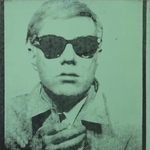 　アンディ・ウォーホル「セルフポートレート」（１９６３-６４年）（Ｃｏｕｒｔｅｓｙ　ｏｆ　ｔｈｅ　Ｆｏｎｄａｔｉｏｎ　Ｌｏｕｉｓ　Ｖｕｉｔｔｏｎ，Ｐａｒｉｓ　（Ｃ）Ｔｈｅ　Ａｎｄｙ　Ｗａｒｈｏｌ　Ｆｏｕｎｄａｔｉｏｎ　ｆｏｒ　ｔｈｅ　Ｖｉｓｕａｌ　Ａｒｔｓ，Ｉｎｃ．／Ｌｉｃｅｎｓｅｄ　ｂｙ　Ａｄａｇｐ，Ｐａｒｉｓ　２０２５　Ｐｈｏｔｏ　ｃｒｅｄｉｔｓ：（Ｃ）Ｐｒｉｍａｅ／Ｌｏｕｉｓ　Ｂｏｕｒｊａｃ）