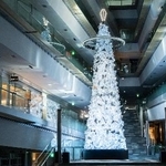 　表参道ヒルズの本館吹き抜けに飾られたクリスマスツリー（提供写真）