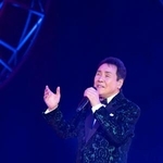 　熱唱する五木ひろし＝横浜アリーナ