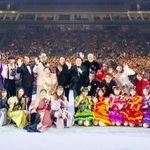 　記念撮影するスペシャルイベント「五木ＪＡＭ」の登壇者＝横浜アリーナ