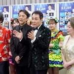 　「五木ＪＡＭ」終演後、取材に応じる（前列左から）奥田民生、市村正親、五木ひろし、由紀さおり＝横浜アリーナ