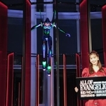 　「エヴァンゲリオン」の大型フィギュアの前に立つ藤田ニコル＝東京都内（（Ｃ）カラー／Ｐｒｏｊｅｃｔ　Ｅｖａ．（Ｃ）カラー／ＥＶＡ　製作委員会　（Ｃ）カラー）