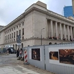 　ショパン国際ピアノ・コンクールの会場周辺には、過去のコンクールの演奏写真が貼られていた