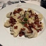 　ワルシャワのレストランで食べた肉がたっぷり詰まった「ピエロギ」＝２０２５年１０月