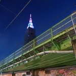 　ＪＲの高架線とＮＴＴドコモ代々木ビルの夜景＝東京都渋谷区