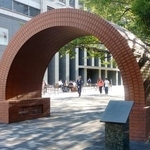 　かつてこの地を流れていた玉川上水を記念するモニュメント＝東京都渋谷区