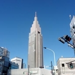 　ＪＲ代々木駅西口前の交差点とＮＴＴドコモ代々木ビル（奥）＝東京都渋谷区