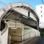 　アーチ形の屋根が特徴的なＪＲ代々木駅東口＝東京都渋谷区