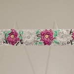 　「絡み合う花々、赤と白のローズ　ブレスレット」（１９２４年　（Ｃ）Ｖａｎ　Ｃｌｅｅｆ＆Ａｒｐｅｌｓ）（提供写真）