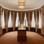 　会場風景　東京都庭園美術館　本館　大食堂（（Ｃ）Ｖａｎ　Ｃｌｅｅｆ＆Ａｒｐｅｌｓ）（提供写真）