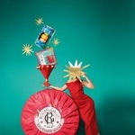 　「ロジェ・ガレ」の２０２５ホリデーシーズンのイメージ画像。丸形ソープがメゾンを代表する「サボン　パフュメ」（提供写真）