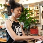 　行きつけのカフェでピアノを弾く稲垣えみ子＝東京都目黒区のＵｎｄｅｒ　ｔｈｅ　ｍａｔ