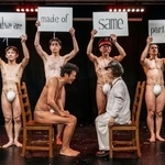 　「ショルダーパッズ」の英国上演版「銀河鉄道の夜」より。英語字幕を交えて上演した（（Ｃ）ＱＵＥＪＡＹＴＥＥ）