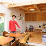 　「はっぴぃてらす」の店内に立つ田代京子さん＝東京都日野市