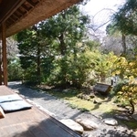 　松連庵の縁側＝東京都日野市