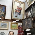 　作品「若妻像」（上段左から２枚目）と小島敦子さん＝東京都日野市