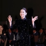 　「第５４回ベストドレッサー賞」の発表・授賞式でレッドカーペットを歩く檀れいさん＝２６日午後、東京都渋谷区