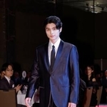 　「第５４回ベストドレッサー賞」の発表・授賞式でレッドカーペットを歩く本田響矢さん＝２６日午後、東京都渋谷区