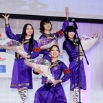 　「第５４回ベストドレッサー賞」の発表・授賞式でポーズをとる「新しい学校のリーダーズ」のメンバー＝２６日午後、東京都渋谷区