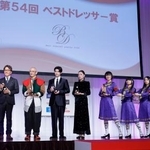 　「第５４回ベストドレッサー賞」を受賞し、記念写真に納まる（左から）河村泰貴さん、鎌田浩毅さん、本田響矢さん、檀れいさん、新しい学校のリーダーズのＳＵＺＵＫＡさんら＝２６日午後、東京都渋谷区