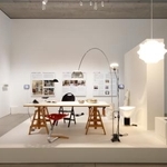 　アキッレ・カスティリオーニさんの展示スペース。中央の湾曲した照明器具が「アルコ」＝東京・六本木（撮影：木奥恵三）（提供写真）