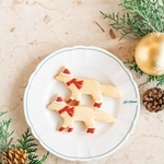 　「カフェ　キツネ」青山店限定で提供されているクリスマス仕様の「キツネサブレ」（提供写真）