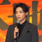 　決意を語る井上芳雄＝東京都港区