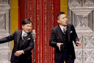 　漫才を披露する「爆笑問題」の田中裕二（左）と太田光＝東京都内