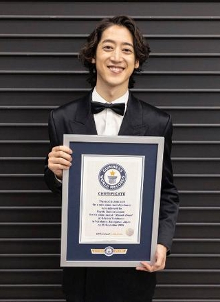 　「屋内のソロピアノリサイタルで販売されたチケットの最多枚数」のギネス世界記録に認定され、写真に納まる角野隼斗（（Ｃ）Ｒｙｕｙａ　Ａｍａｏ）