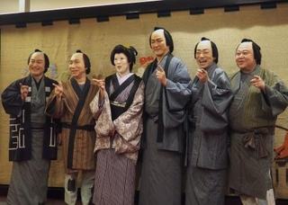 　取材会に登場した（左から）沢村精四郎、梶原善、寺島しのぶ、中村獅童、市川中車、市川猿弥＝東京都中央区